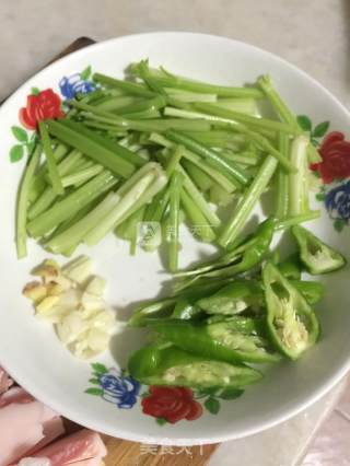 花菜炒肉的做法步骤：2