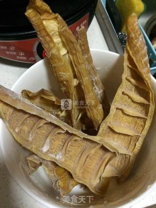 熊猫抱竹(竹笋香菇烧鸡丁)的做法步骤：1