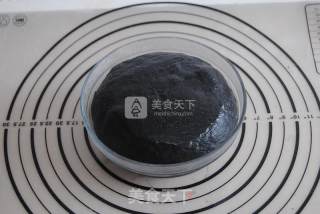 橄榄油煎竹炭土司片的做法步骤：2