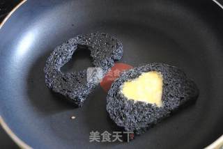 橄榄油煎竹炭土司片的做法步骤：12
