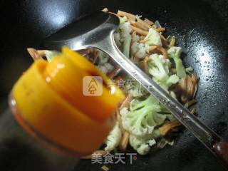 黄花菜炒花菜的做法步骤：7