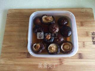 香菇蒸鸡的做法步骤：1