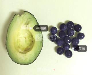 婴儿宝宝辅食——牛油果蓝莓奶昔的做法步骤：1