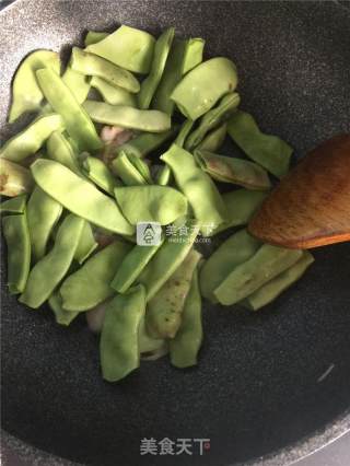 五花肉炖油豆角的做法步骤：5
