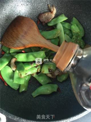 五花肉炖油豆角的做法步骤：7