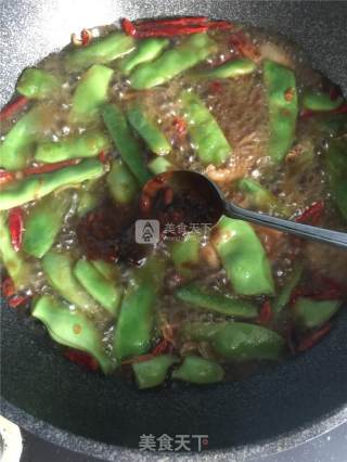 五花肉炖油豆角的做法步骤：11