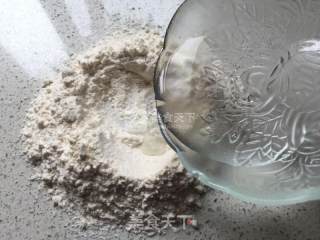 脆底鲜虾鸡肉披萨的做法步骤：1