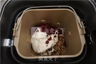 天然酵母核桃蔓越莓软欧包的做法步骤：4