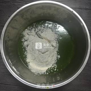 菠菜戚风蛋糕（8寸）的做法步骤：5