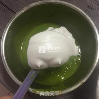 菠菜戚风蛋糕（8寸）的做法步骤：12