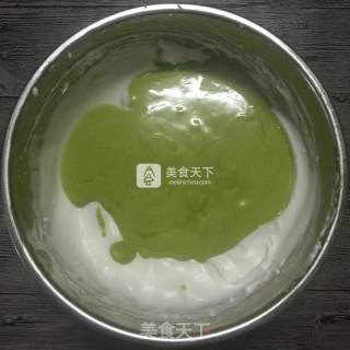 菠菜戚风蛋糕（8寸）的做法步骤：14