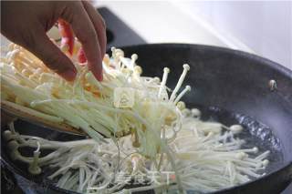 素心居静奉上解暑凉菜冰镇五彩金针菇的做法的做法步骤：3