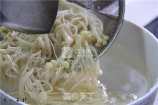 素心居静奉上解暑凉菜冰镇五彩金针菇的做法的做法步骤：5