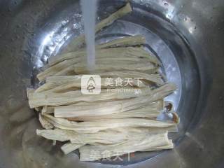 酸菜腐竹煮排骨的做法步骤：2