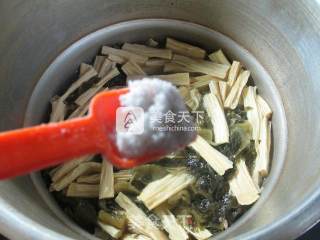 酸菜腐竹煮排骨的做法步骤：9