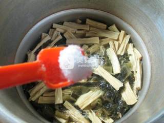酸菜腐竹煮排骨的做法步骤：10