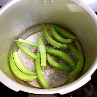 夏季爽口菜-白灼秋葵的做法步骤：2
