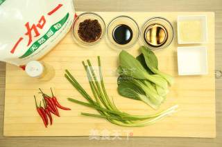 学“油泼面”之妙招 在家品陕西之美味的做法步骤：1