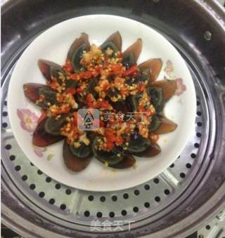蒜蓉蒸皮蛋的做法步骤：2