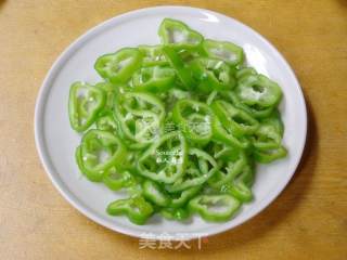 火腿青椒煎蛋的做法步骤：2