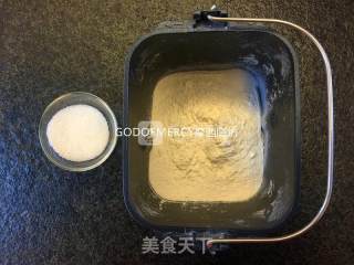 零基础烘培小白也能做出外酥内软的红糖碧根果软欧包的做法步骤：3