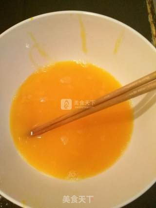 秋葵炒鸡蛋的做法步骤：1
