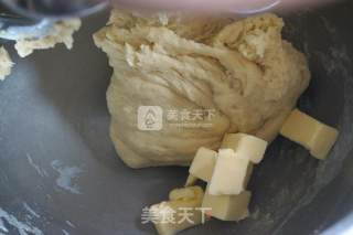 胡萝卜奶酪麻花面包的做法步骤：3