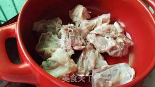 毛豆苦瓜汤的做法步骤：1