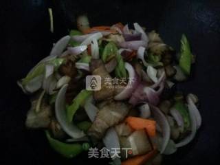 洋葱炒熏肉的做法步骤：4