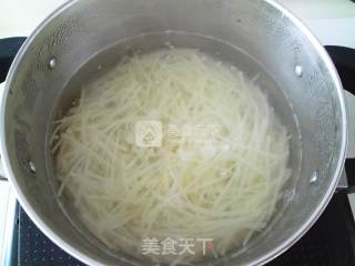 【炝拌土豆丝】的做法步骤：3