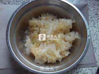 无花果樱桃银耳汤的做法步骤：2