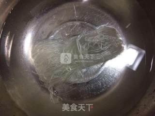 凉拌芹菜粉丝的做法步骤：1