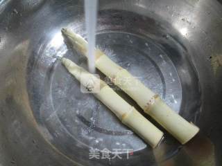 咸肉鞭笋豆腐汤的做法步骤：2