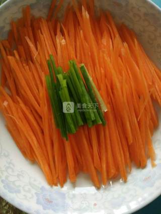 红萝卜炒鸡蛋的做法步骤：1