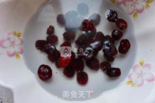 莓干三色鸡丁的做法步骤：1