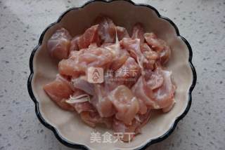 莓干三色鸡丁的做法步骤：2