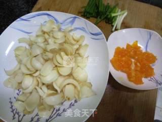 咸蛋黄炒百合的做法步骤：1