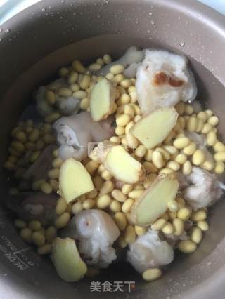 猪蹄炖黄豆的做法步骤：4