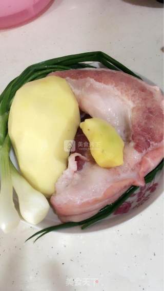 五花肉炖土豆的做法步骤：1