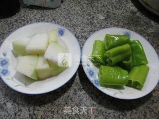 尖椒烧冬瓜的做法步骤：1