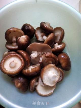油焖香菇盖饭的做法步骤：1