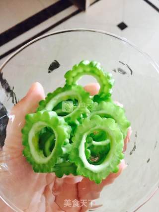 冰镇雪碧苦瓜的做法步骤：1