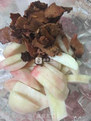 水蜜桃土茯苓鲜酿酵素的做法步骤：1