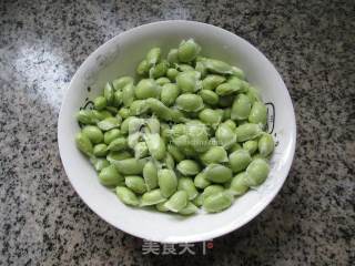 毛豆炒鲜虾的做法步骤：2