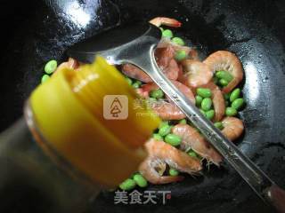 毛豆炒鲜虾的做法步骤：7