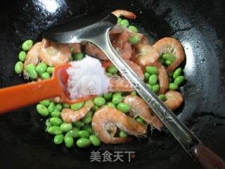 毛豆炒鲜虾的做法步骤：8