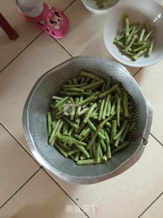 蒸豆角的做法步骤：1