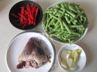 豆角炒猪心的做法步骤：1