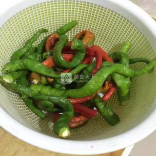 夏日凉拌爽口青椒的做法步骤：1