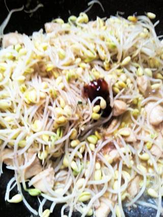鸡丁炒豆芽的做法步骤：8